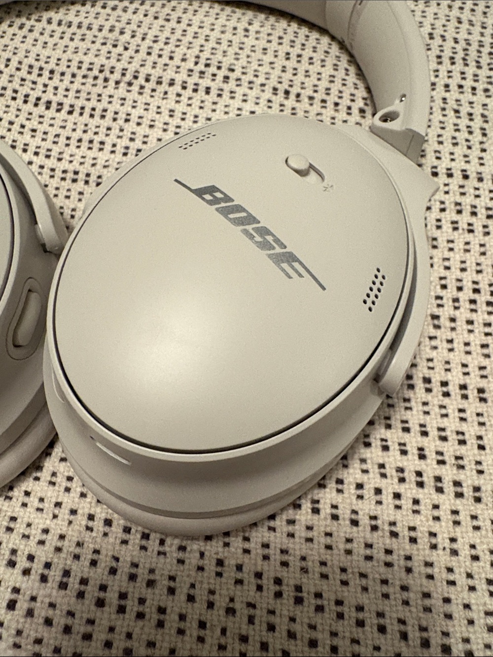 Bose QuietComfort 45 Noise Canceling Bluetooth Headphones in White Smoke. - Picture 10 of 13